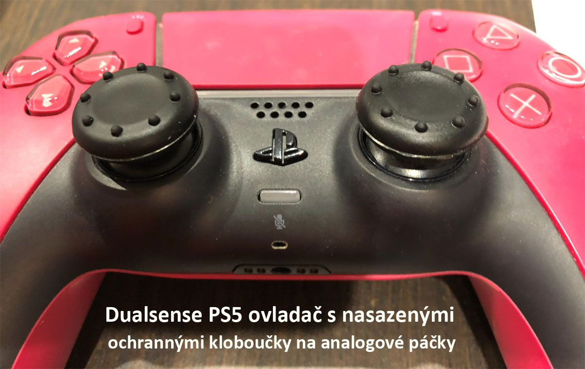 ochranné kloboučky nasazené na Dualsense PS5 ovladač