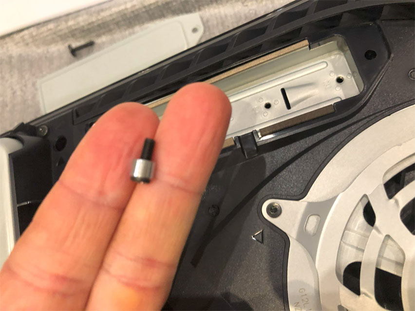 pro instalaci SSD disku do PS5 stačí malý křížový šroubovák pro instalaci SSD disku do PS5 stačí malý křížový šroubovák