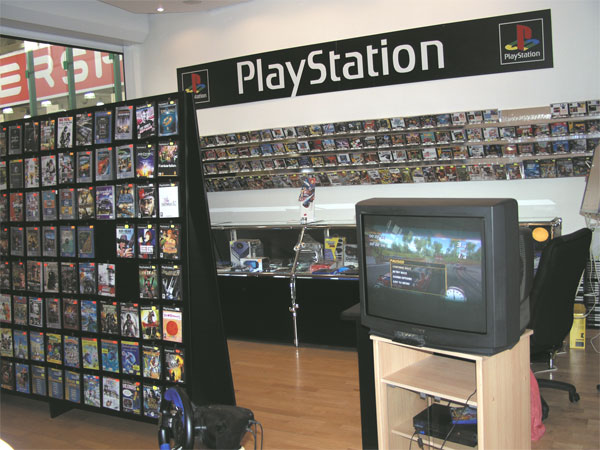 prodejna videoher a Playstation 2006